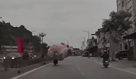 Thót tim cảnh xe máy lao vào dải phân cách khiến chùm bóng bay phía sau bốc cháy dữ dội