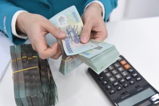 Không phải chọn kỳ hạn 3, 6 hay 12 tháng khi gửi tiết kiệm, nhân viên ngân hàng lâu năm khuyên làm cách này gửi tiền ít vẫn có lãi cao