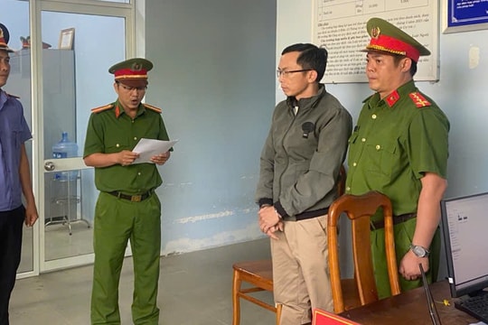 Bắt thầy giáo làm nữ sinh lớp 10 mang thai