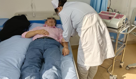 Chàng trai 28 tuổi đau bụng 3 tháng không đi lại được, đi khám bác sĩ "lôi ra" thứ dài 13cm từ trong bụng