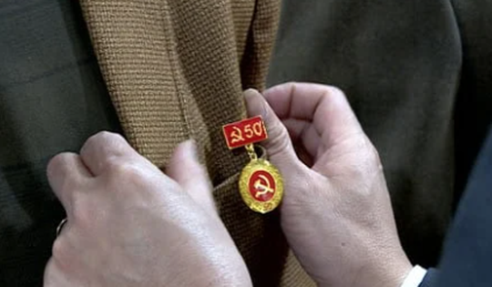 Mức thưởng Huy hiệu Đảng 2025 lên tới 35 triệu đồng theo hệ số lương mới