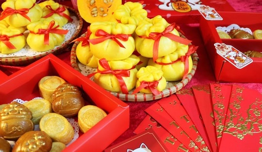 Bánh hình hũ, thỏi vàng hút khách sát ngày vía Thần Tài