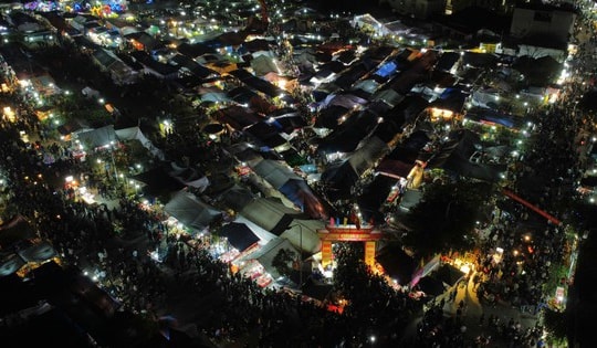 00h chợ Viềng ở Nam Định đông kín người dưới ánh đèn lung linh