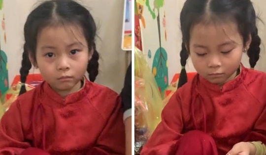 Clip bé gái với gương mặt 'gượng ép' đưa tiền lì xì cho mẹ khiến ai cũng bật cười