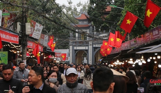 Biển người chen chân đi lễ Phủ Tây Hồ ngày đầu Xuân