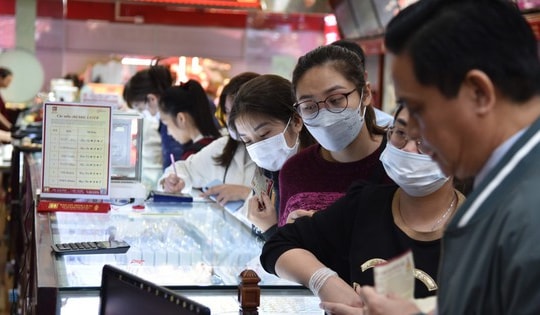 Chưa đến ngày Thần tài, người dân vẫn xếp hàng chờ mua, bất chấp giá vàng nhẫn gần 91 triệu đồng/lượng