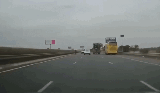 Suýt gây tai nạn khi dừng xe khách trên cao tốc, tài xế bị xử phạt nặng