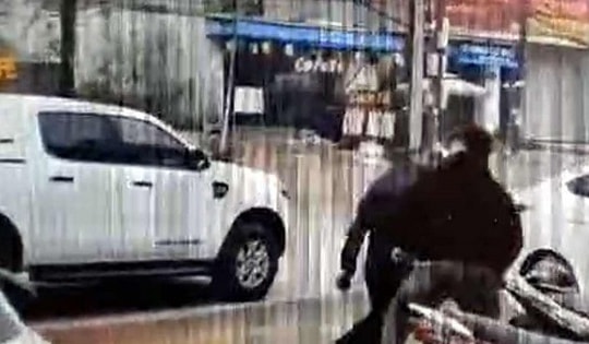 Tạm giữ cán bộ Trung tâm Phát triển quỹ đất do hành hung người khác sau va chạm giao thông