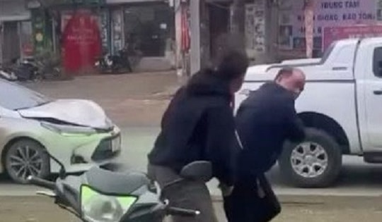 Va chạm giao thông còn hành hung lái xe, cán bộ huyện Thạch Thất bị tạm giam