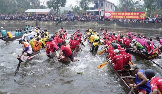 Nghìn người đứng chật kín bờ sông cổ vũ giải đua trải cầu mưa thuận gió hòa
