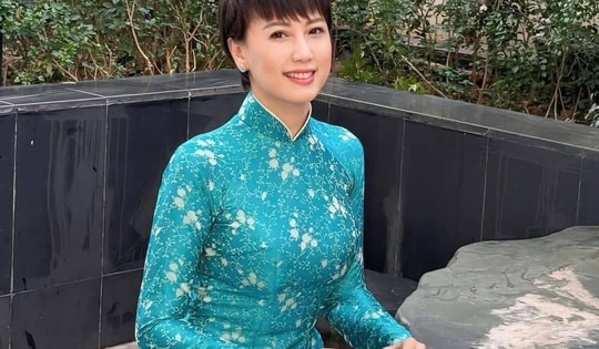 Mẹ vợ Đoàn Văn Hậu diện áo dài khiến dân tình trầm trồ vì quá trẻ trung ở tuổi U50