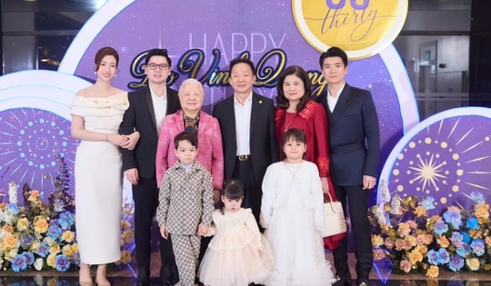 Mẹ chồng Đỗ Mỹ Linh xách túi da cá sấu bạch tạng tiền tỷ trong sinh nhật con trai