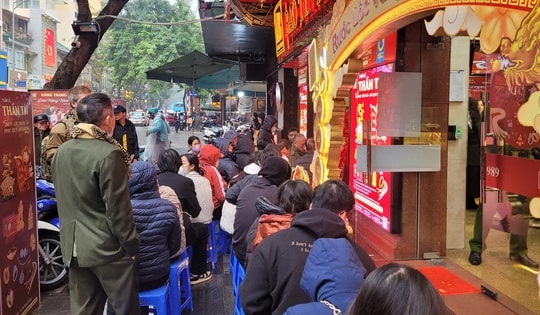 Không mua vàng cầu may, nhiều người xếp hàng chờ bán vàng để chốt lãi, 'lấy lộc' đầu năm