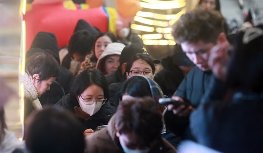 Trước ngày vía Thần tài, người dân 'đội mưa', kiên nhẫn xếp hàng gần 1 giờ đồng hồ để mua vàng cầu may