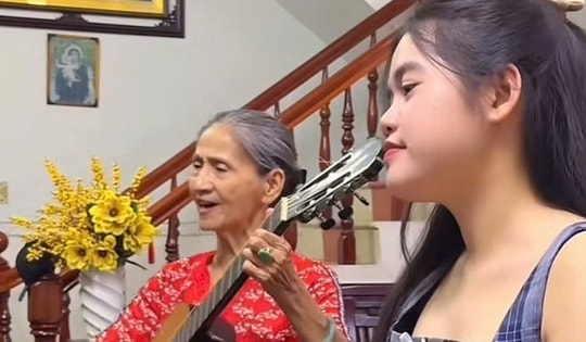 Clip bà nội U70 hát 'Thì thầm mùa xuân' cùng cháu gái thu hút triệu views