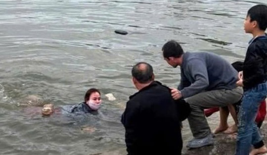 Chủ tịch tỉnh tặng bằng khen người phụ nữ cứu 3 học sinh đuối nước