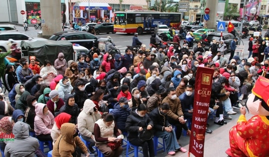 Hà Nội: Người dân xếp hàng chật kín vỉa hè để mua vàng ngày vía Thần Tài