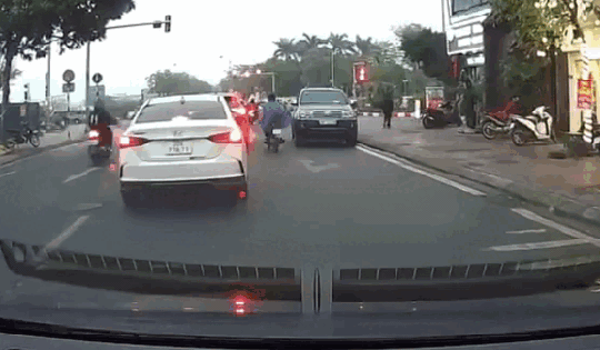 Hà Nội: Xe ô tô con ngang nhiên chạy ngược chiều, liên tục 'đá pha' đòi nhường đường