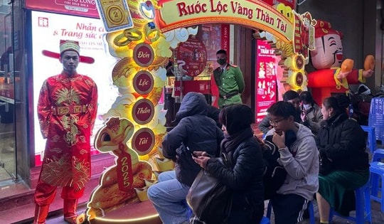 Hà Nội: Phố bán vàng sôi động, nhiều cửa hàng kín khách ngày vía Thần Tài