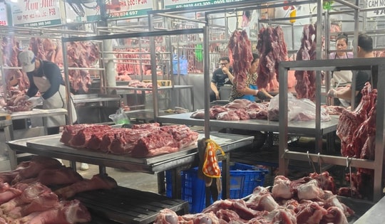 Thịt heo chợ đầu mối bất ngờ 'cháy hàng', điều gì đang xảy ra?