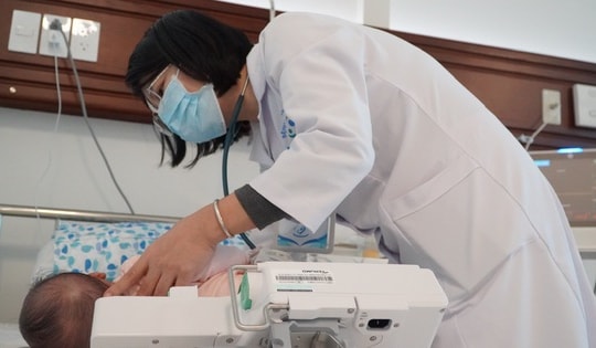 Dấu hiệu trẻ mắc cúm nặng, bố mẹ cần cho đi viện gấp