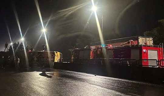 Xe khách biển số TP HCM tông dải phân cách, 3 người tử vong