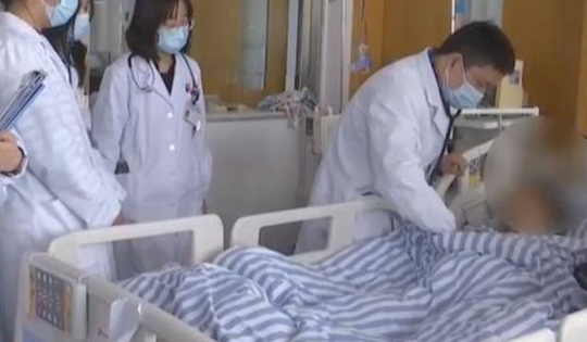 Người đàn ông bị phổi trắng chỉ vài ngày sau khi bị cúm: Cách phân biệt cúm và cảm lạnh thông thường