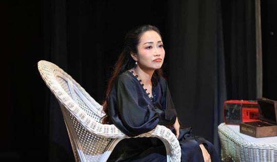 Rời Úc trở lại Việt Nam, một nữ NSƯT nói một câu khiến dân mạng tranh cãi