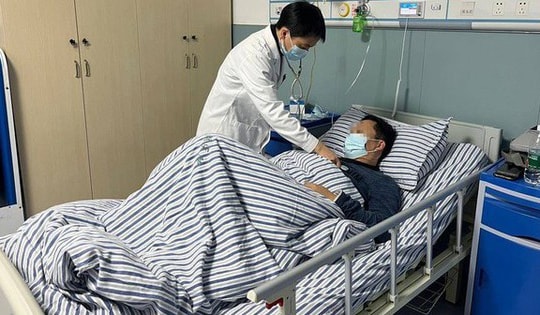 Người đàn ông 63 tuổi bật khóc khi biết mắc ung thư dạ dày giai đoạn cuối từ sở thích ăn món ăn khoái khẩu