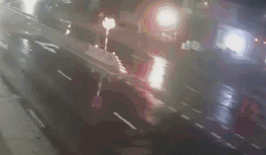 Khoảnh khắc xe khách lao vào dải phân cách khiến hàng chục người thương vong ở Phú Yên