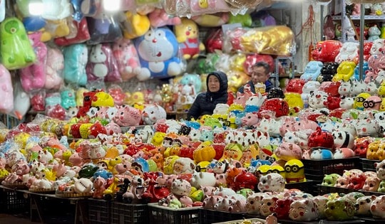 Lợn đất tiết kiệm mẫu mã ‘bắt trend’ đắt hàng dịp đầu năm