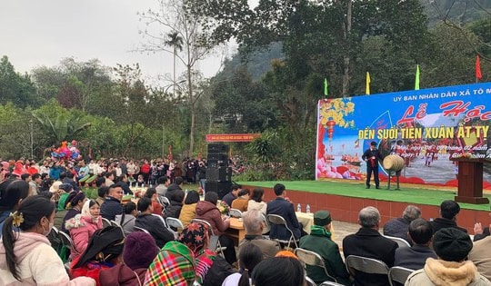 Hàng nghìn du khách, đồng bào dân tộc tham gia lễ khai hội đền Suối Tiên