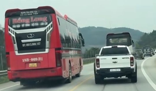 Vượt ẩu trên cao tốc Nội Bài - Lào Cai, tài xế xe khách bị phạt tiền, trừ điểm