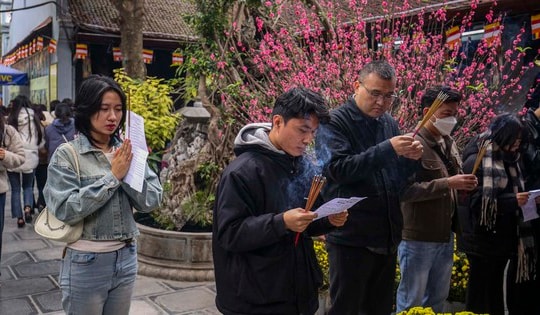 Giới trẻ nô nức đến chùa Hà cầu duyên trước ngày 14/2