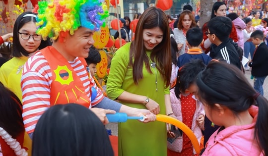 Học sinh tiểu học thích thú trải nghiệm văn hóa truyền thống thông qua Hội chợ Xuân