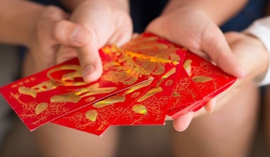 Ly hôn, hai vợ chồng còn đòi chia cả tiền lì xì Tết của các con