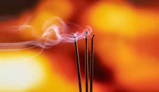 Cúng ngày Rằm thắp bao nhiêu nén hương? Ý nghĩa của số lượng nén hương khi thắp vào ngày Rằm