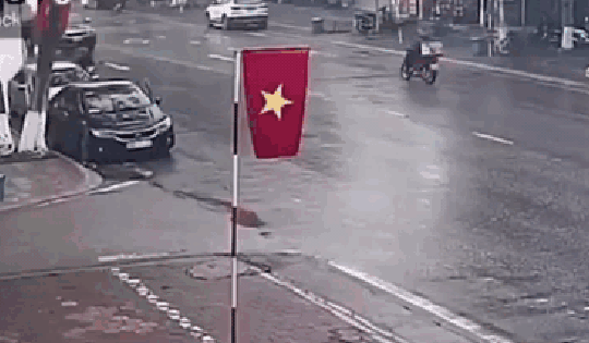 Xử phạt tài xế ô tô mở cửa bất cẩn, gây tai nạn ở Tuyên Quang