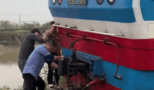 Hà Nội: Xe máy va chạm với tàu hỏa khiến 1 người tử vong