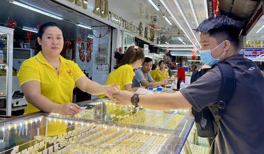 Sáng 10/2, giá vàng tăng mạnh ở chiều mua vào