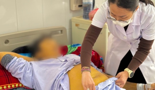 Da vàng như nghệ do tự ý ngừng thuốc điều trị viêm gan B