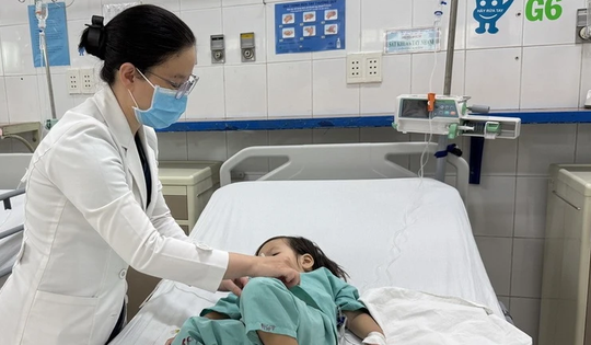 Nuốt 27 cục nam châm, bé gái 2 tuổi bị thủng đường tiêu hóa nhiều chỗ