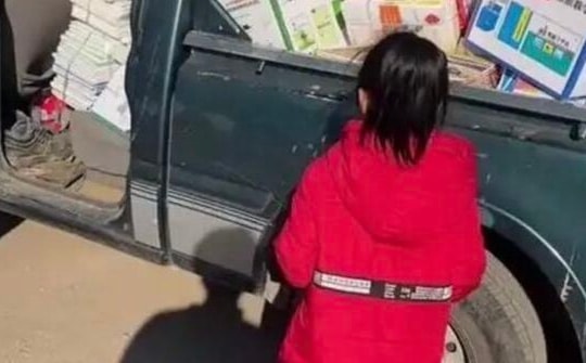 Ông chú mừng tuổi cháu gái cả 1 xe tải quà, vừa lại gần cô bé đã khóc thét bỏ chạy