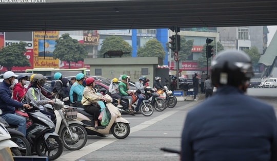 Dừng đèn đỏ đè vạch có bị phạt như lỗi vượt đèn đỏ?