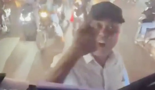 Người đàn ông đi xe đạp chặn, đập đầu xe buýt gây náo loạn ở TPHCM