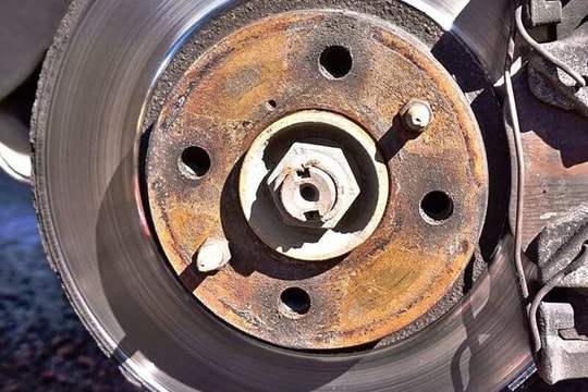Nguyên nhân khiến đĩa phanh ô tô gỉ sét