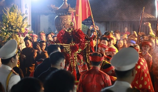 Không khí 'nóng hổi' trong giờ khai ấn đền Trần Nam Định 2025