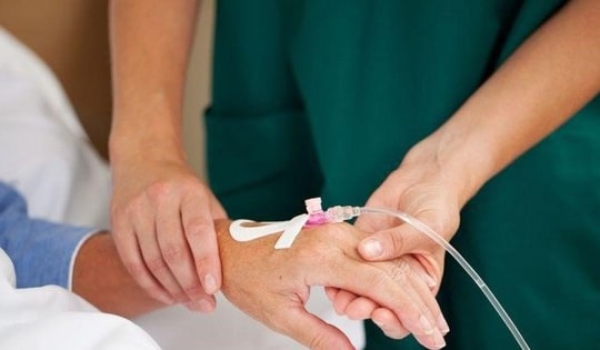 Người mắc cúm A có nên truyền dịch không?