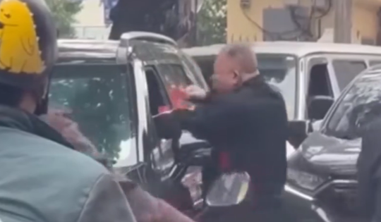 Hà Nội: Danh tính người đàn ông túm cổ áo, đấm lái xe ô tô trên phố Cửa Đông