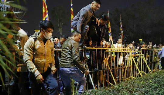 Lộn xộn ở lễ hội khai ấn đền Trần Nam Định, người dân bất chấp nguy hiểm trèo rào vào trong dâng lễ